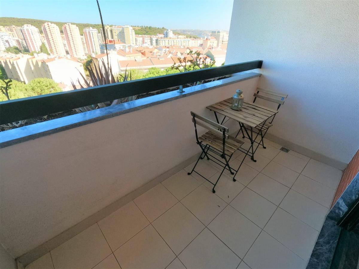 Lisbon 2 Bedroom Apartment With Balcony In Algés Eksteriør billede