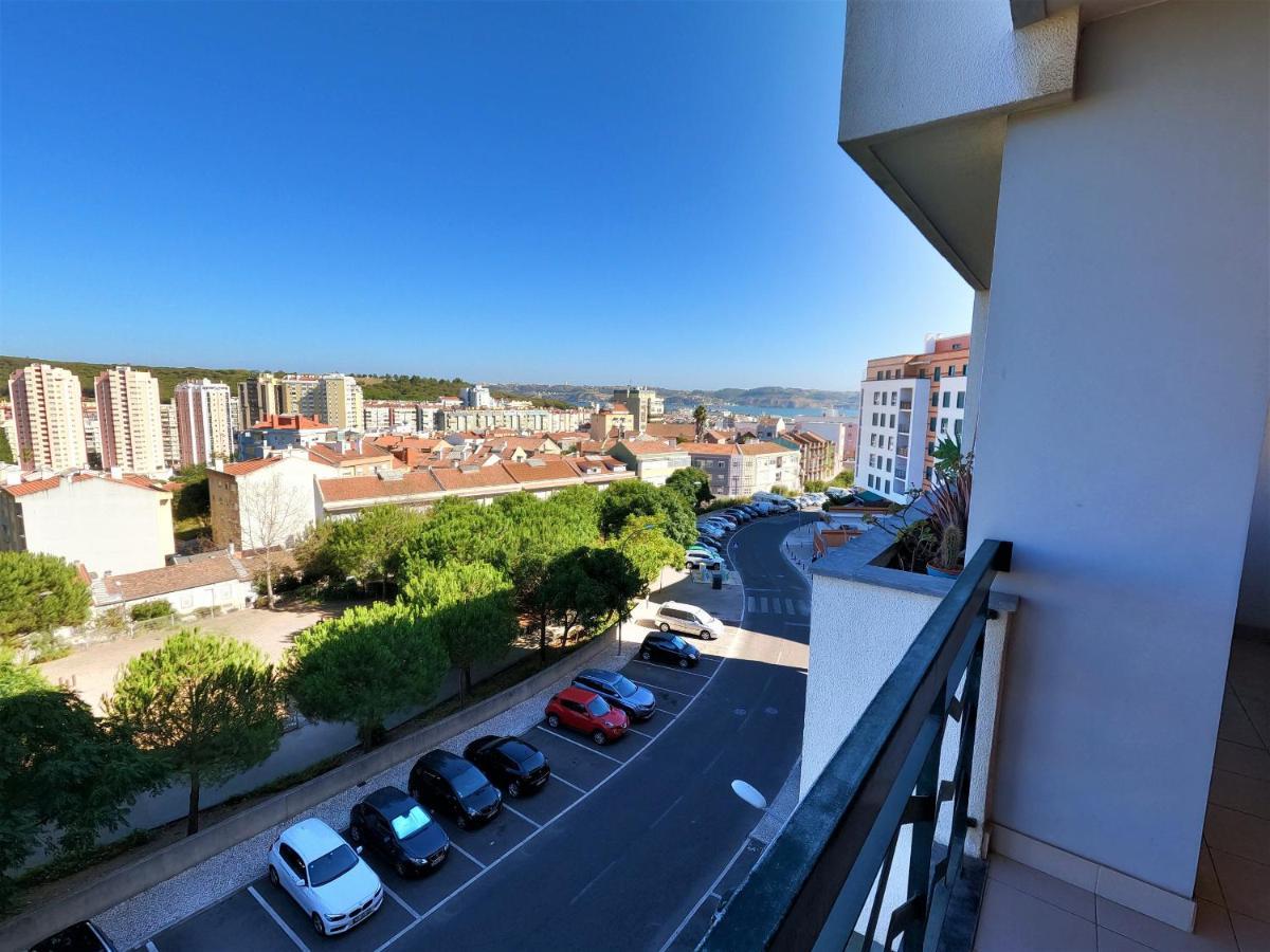 Lisbon 2 Bedroom Apartment With Balcony In Algés Eksteriør billede