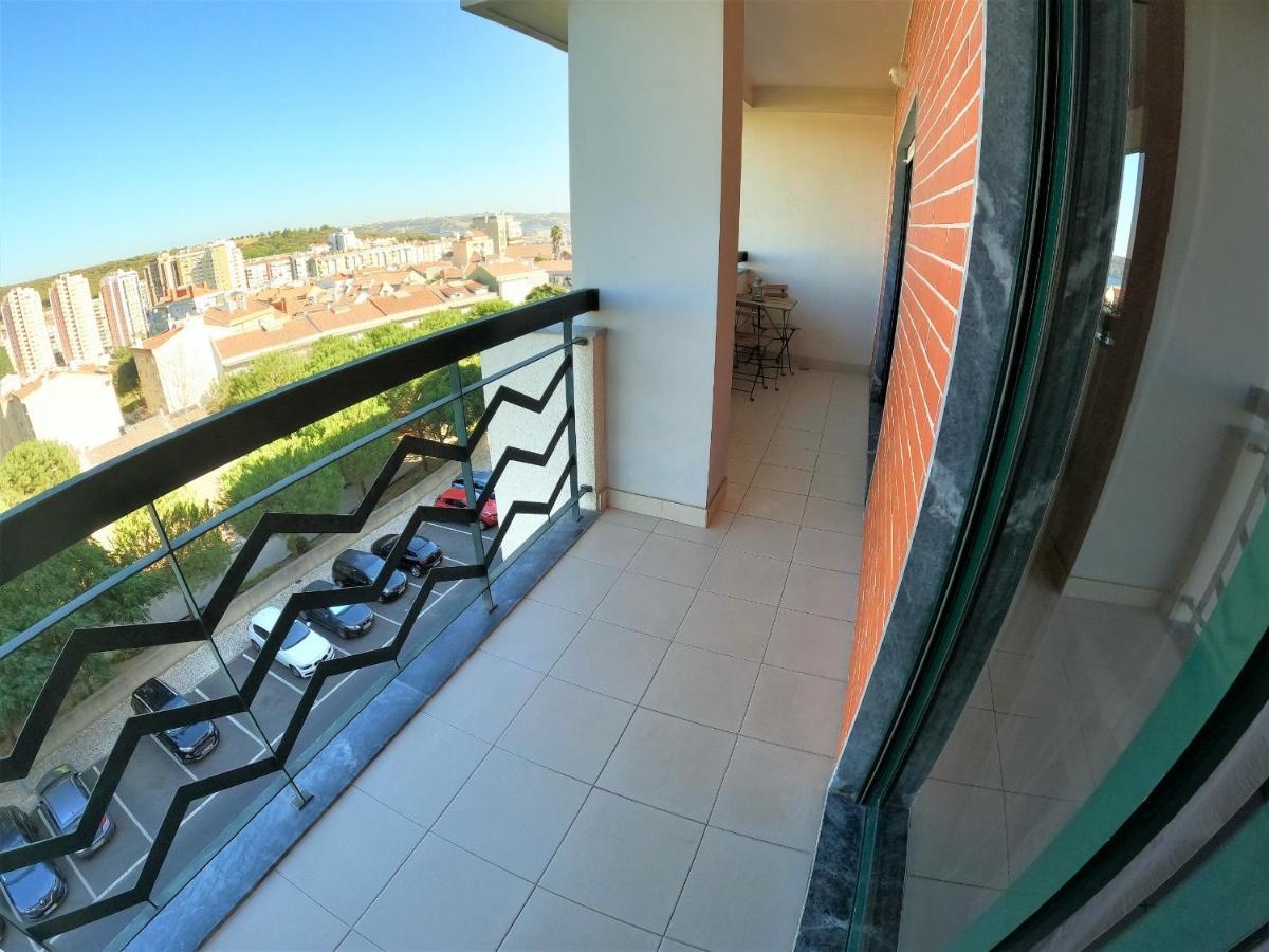 Lisbon 2 Bedroom Apartment With Balcony In Algés Eksteriør billede